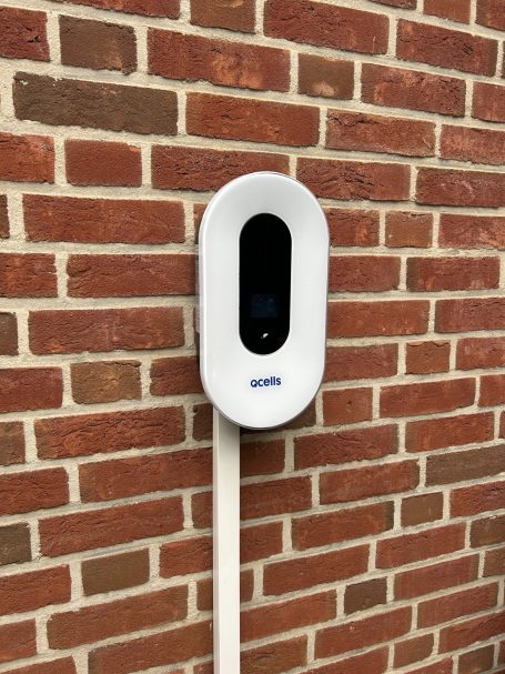 Moderne Wallbox-Installation am Einfamilienhaus
