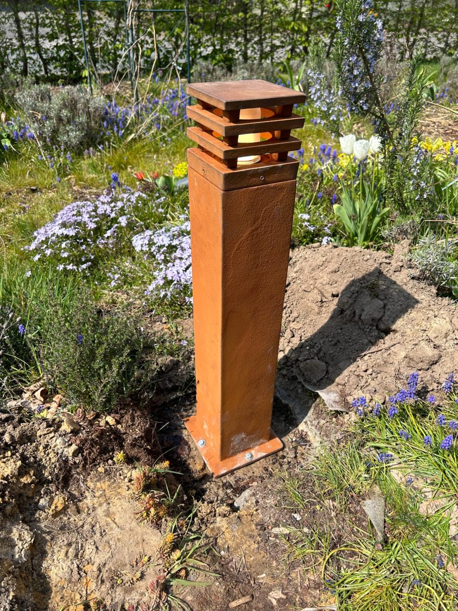 Installation einer Gartenleuchte auf Fundament