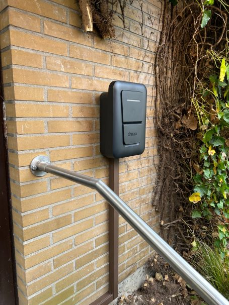 Moderne Ladeinfrastruktur an brauner Klinkerwand
